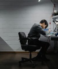 Choosing Between DIY and Professional Phone Repairs: A Comprehensive Guide